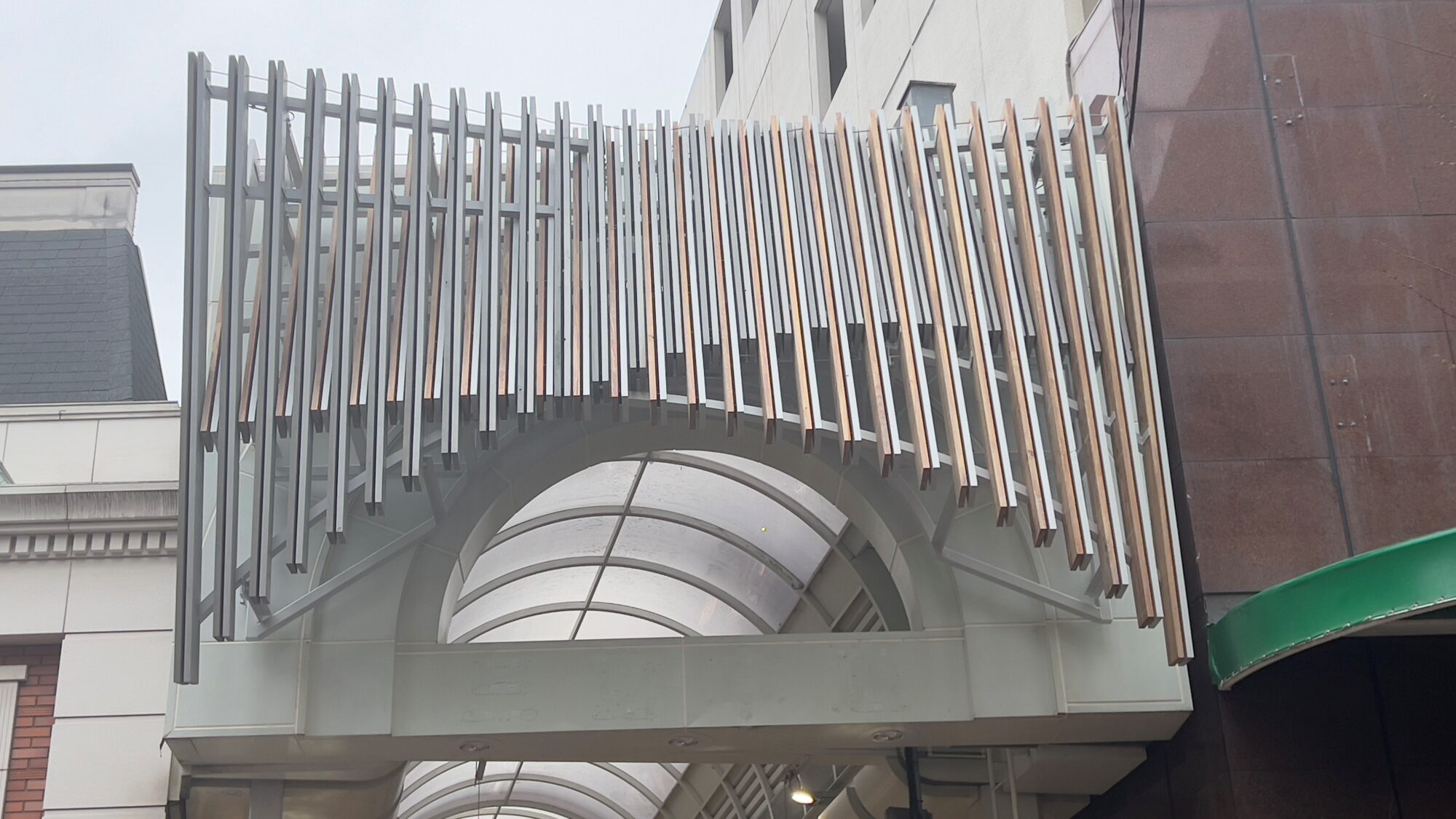 三宮本通商店街アーケード　東側ゲート